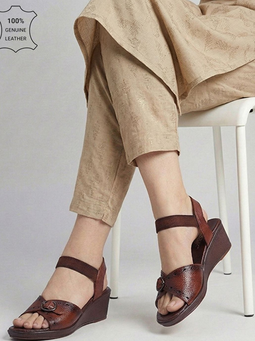 VENDOZ Textured Leather Wedge with