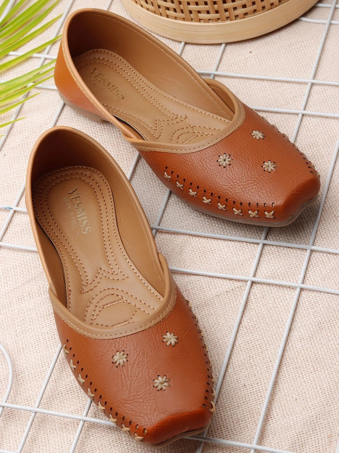 Yesmiss Women Embellished Ethnic Mojaris with Embroidered Flats