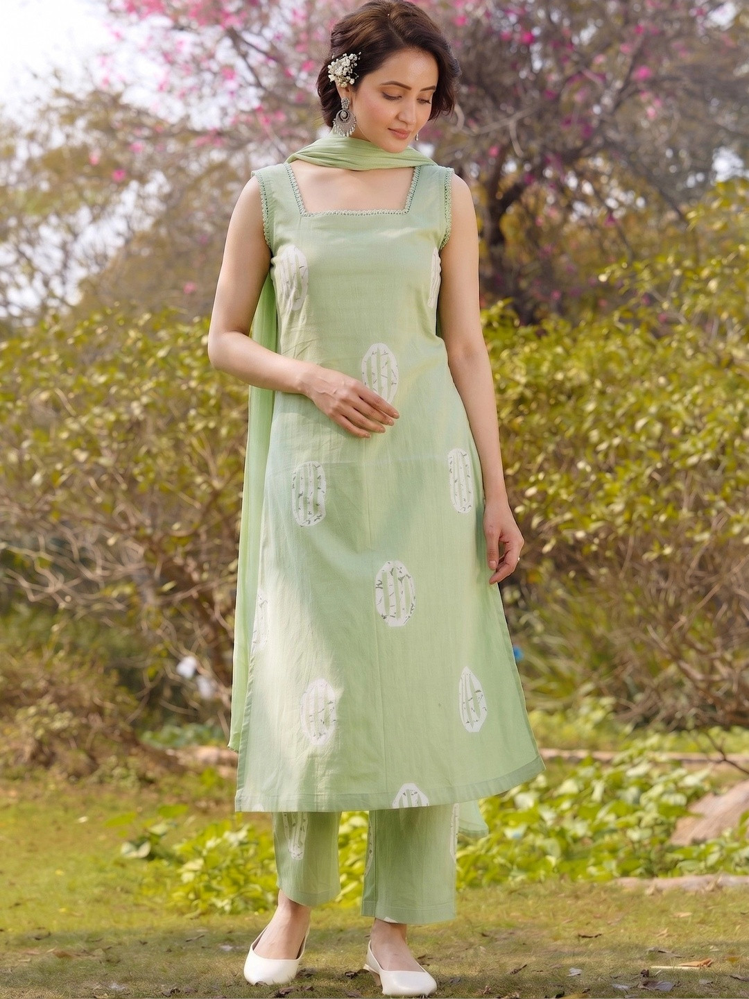 manokamna Women Ethnic Motifs Printed Regular Pure Cotton Kurta with Trousers & With Dupatta