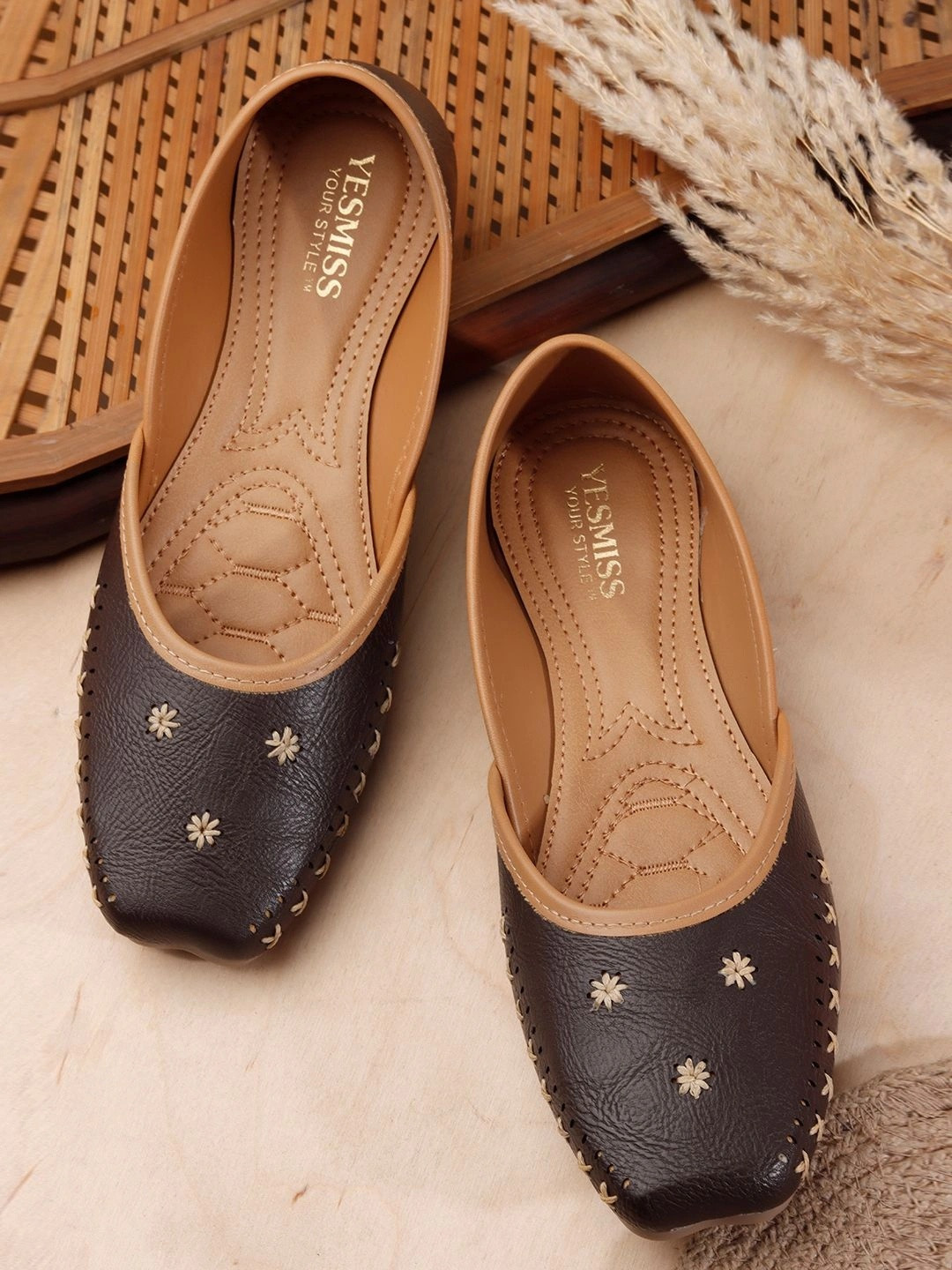 Yesmiss Women Embellished Mojaris with Embroidered Flats