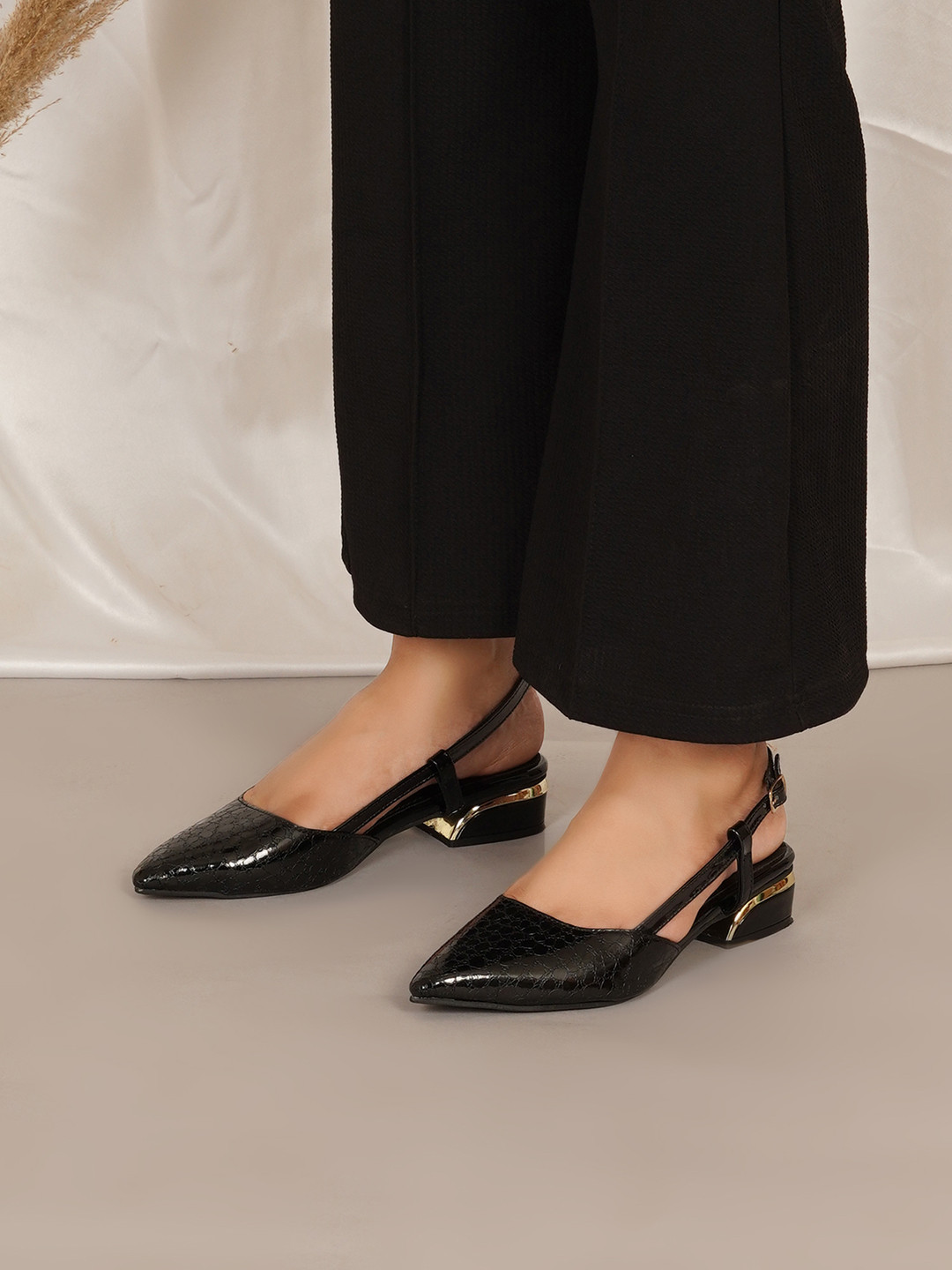 ALLEYSTRAP Textured Comfort Sandals