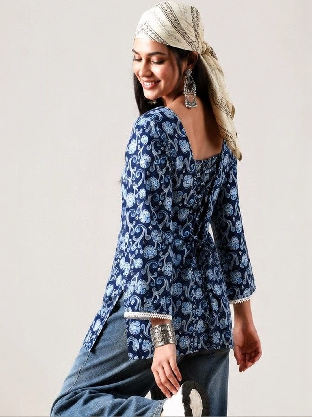 KKOUTFITS Floral Printed Square Neck Pure Cotton Kurti