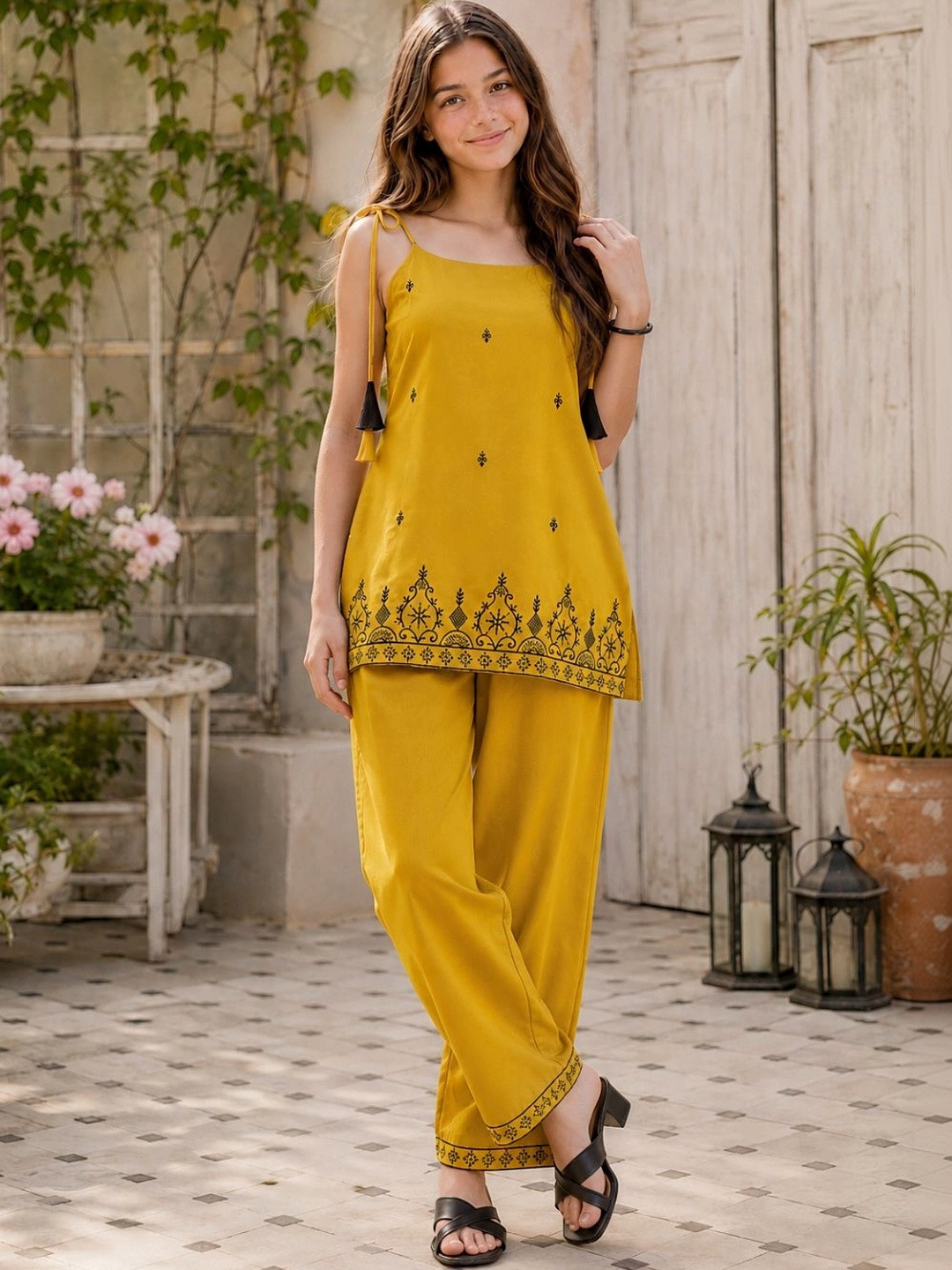 CurlyTales Girls Ethnic Motifs Embroidered Regular Kurta with Palazzos