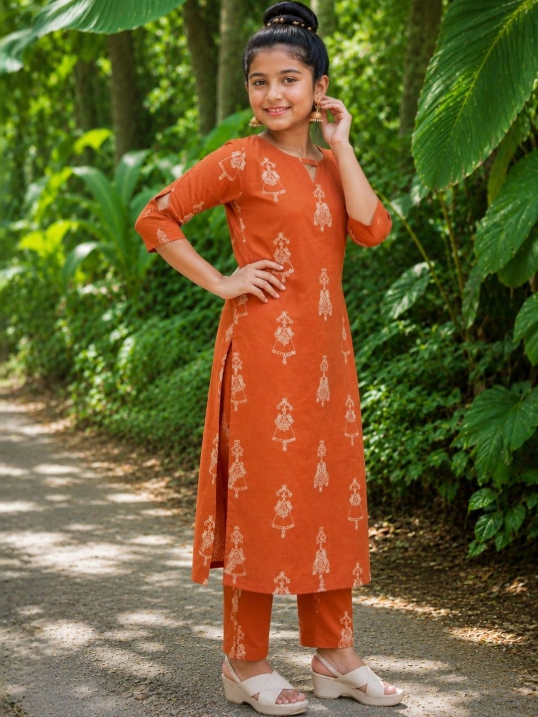 Heerkart Girls Ethnic Motifs Printed Regular Kurta with Trousers
