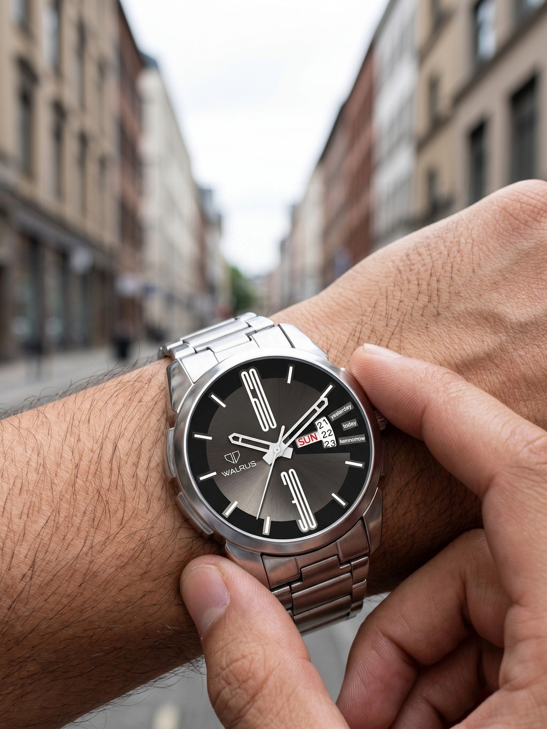 Walrus Men Brass Dial & Stainless Steel Bracelet Style Analogue Watch WWTM-AST-XII-020707