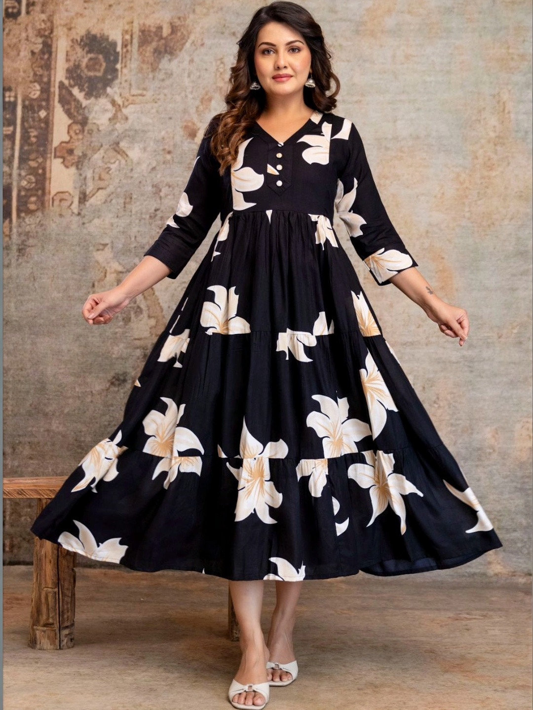 Swarnkar Creation Floral Printed V-Neck Tiered Kurti