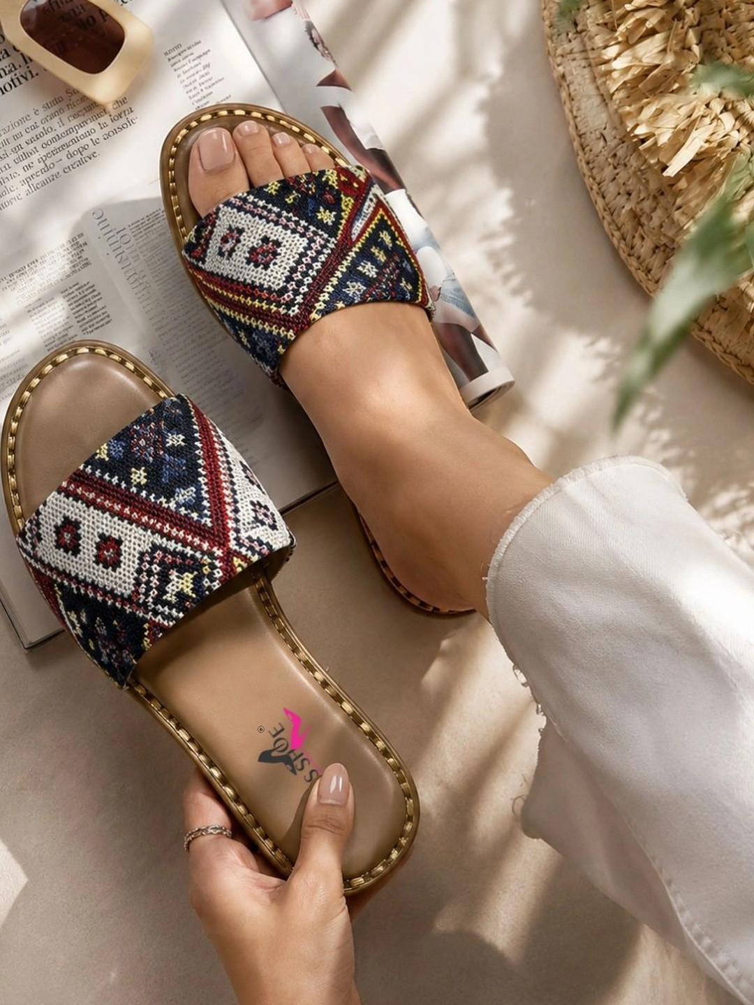 TWINSSHOE Women Open Toe Flats with Embroidered