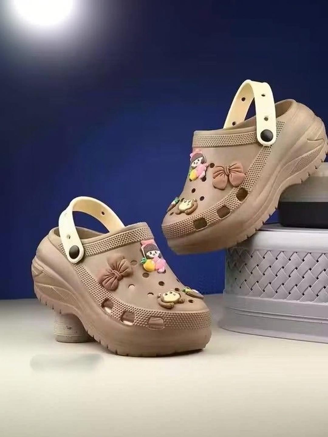 DECONDS Women Embellished Clogs