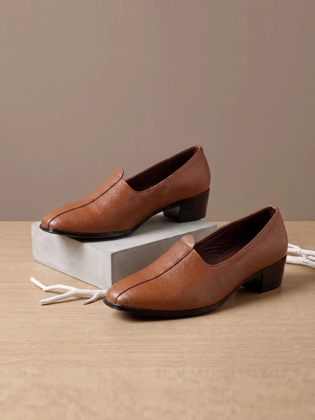Bxxy Men Textured Elevator Heeled Mojaris