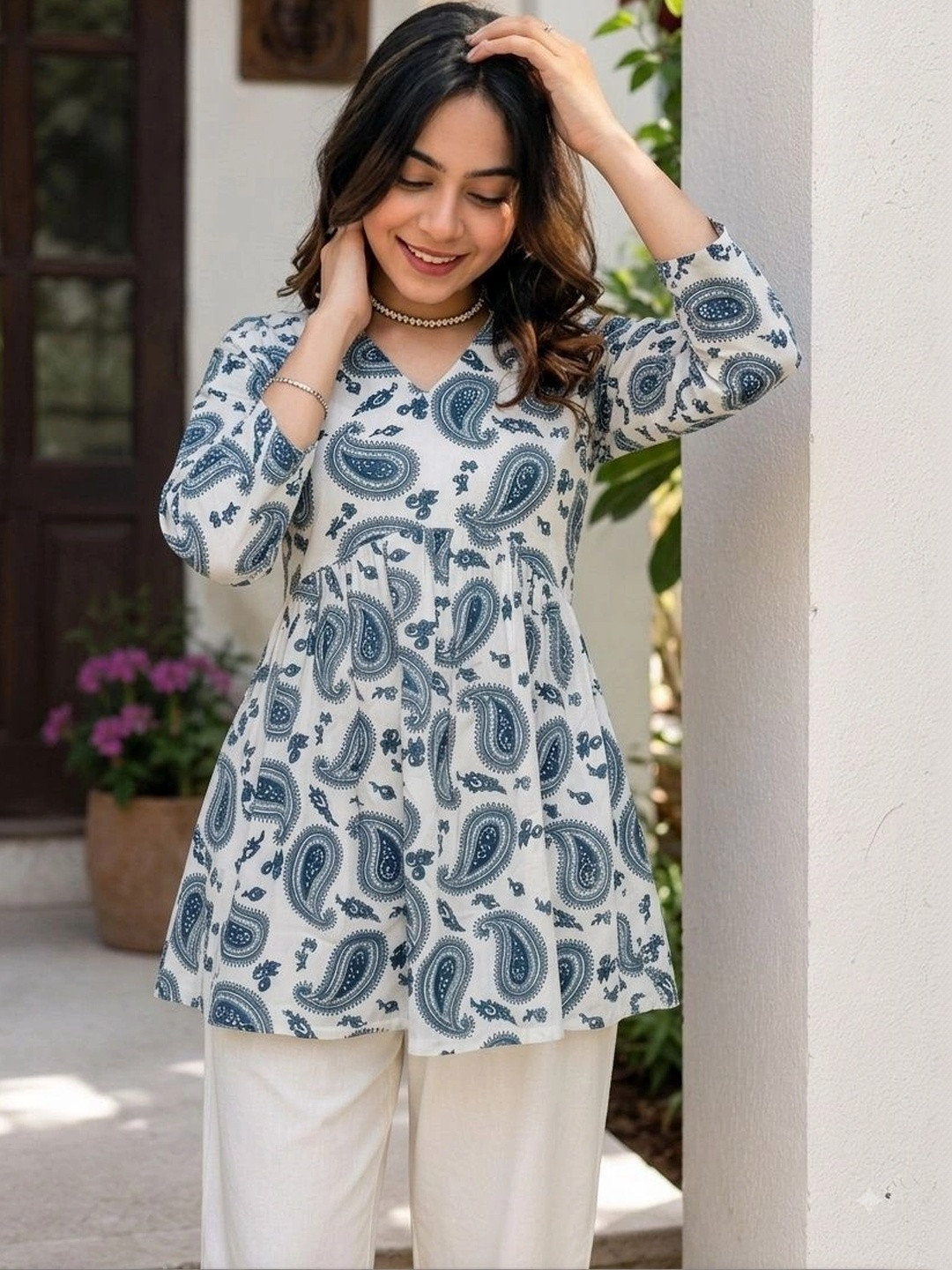 Fyunl Paisley Printed V-Neck Empire Kurti
