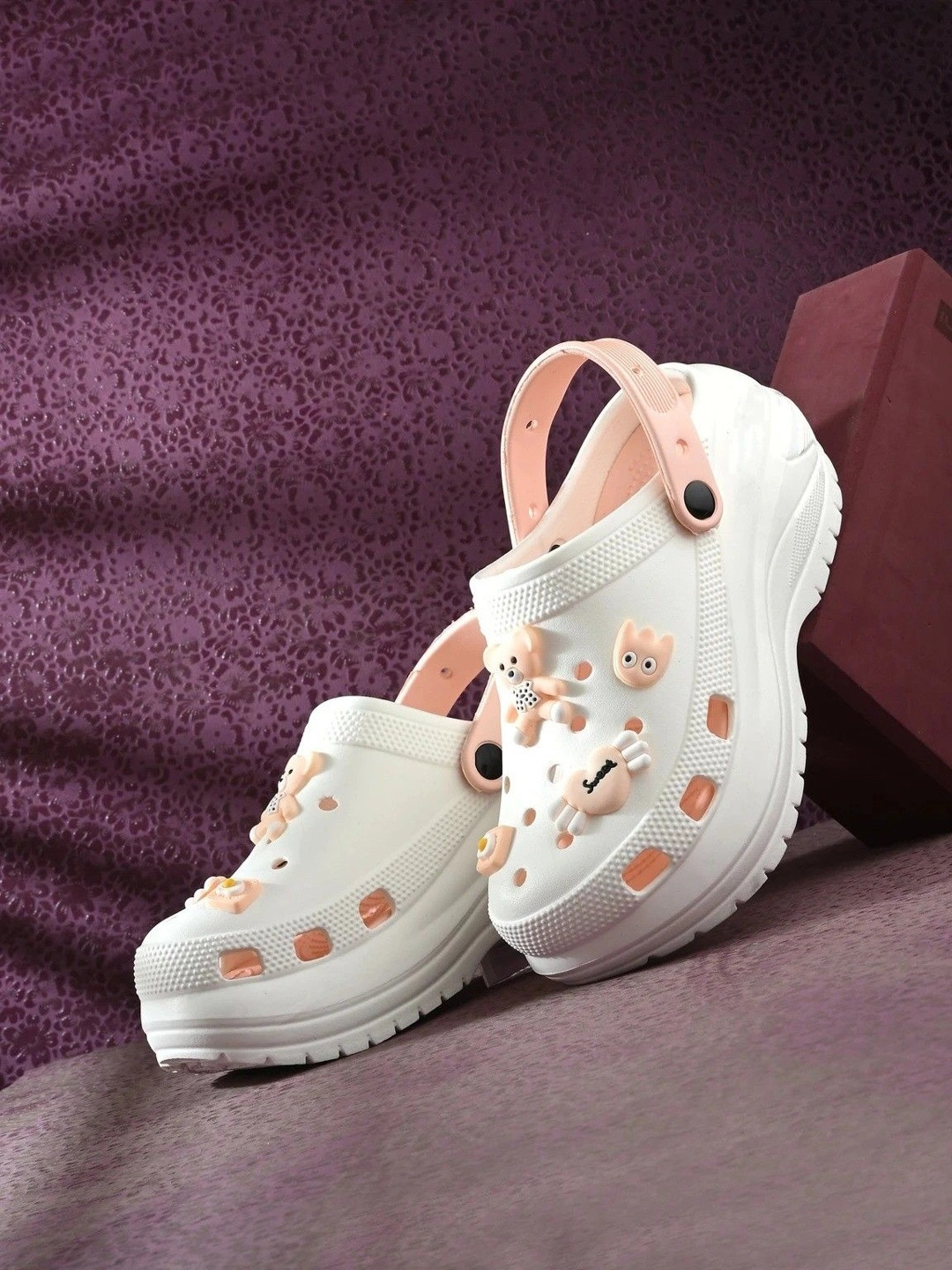 DECONDS Women Embellished Clogs
