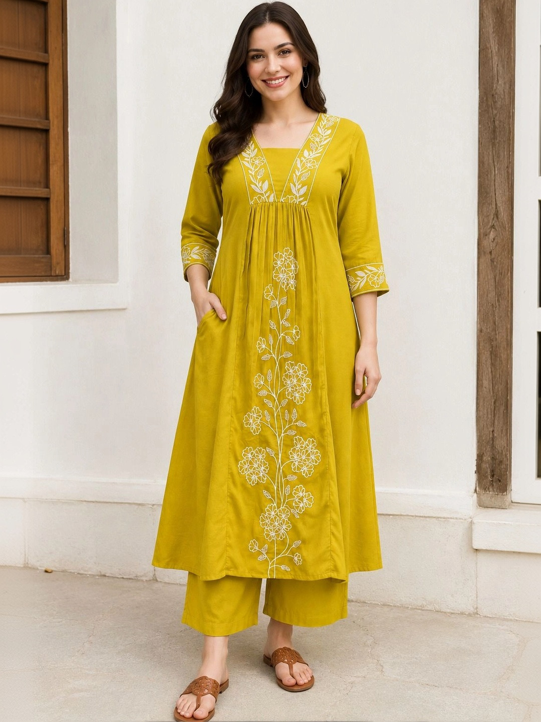 EVANORA Women Floral Embroidered Empire Thread Work Kurta with Trousers