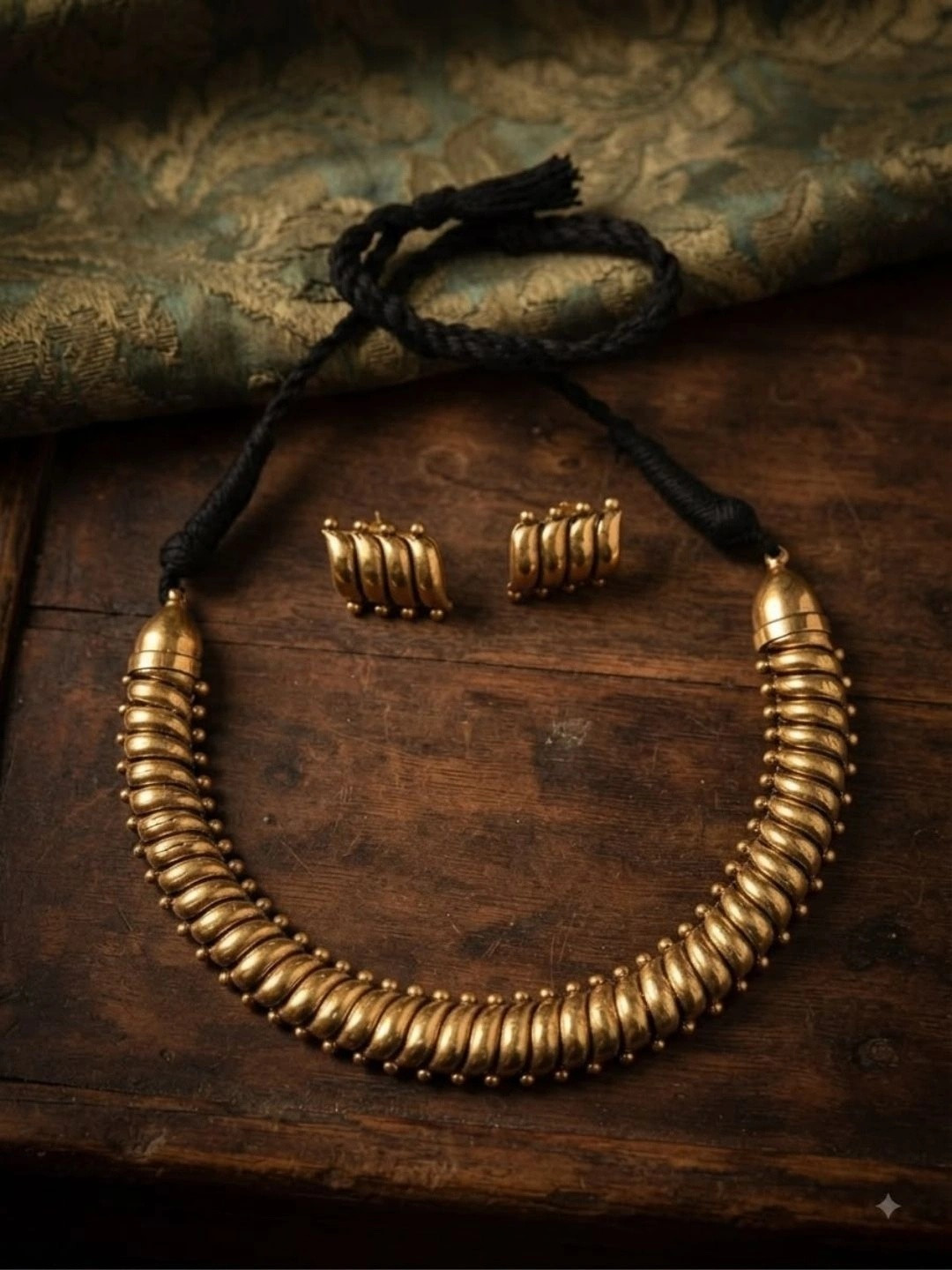 VENI Gold-Plated Antique Necklace and Earrings