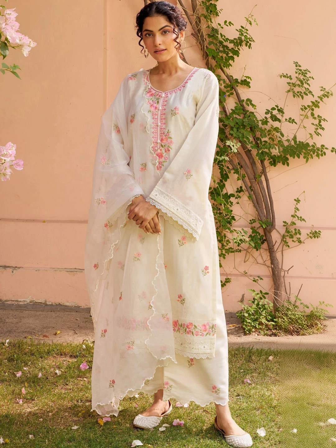 CARTYSHOP Women Floral Embroidered Regular Thread Work Chanderi Silk Kurta with Trousers & With Dupatta