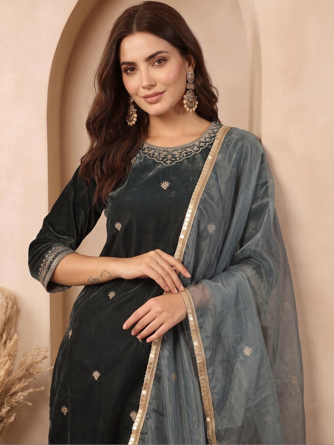 AVANSHEE Women Embroidered Regular Thread Work Velvet Kurta with Trousers & With Dupatta