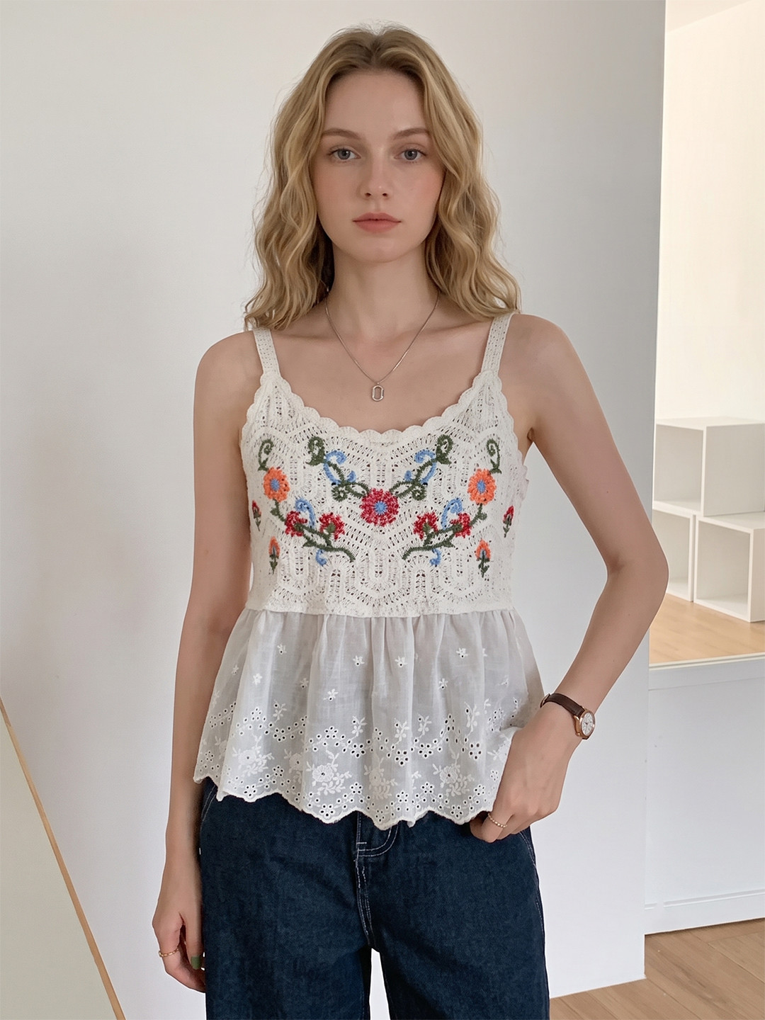 Suo Floral Embroidered Shoulder Straps Sleeveless Peplum Crop Top