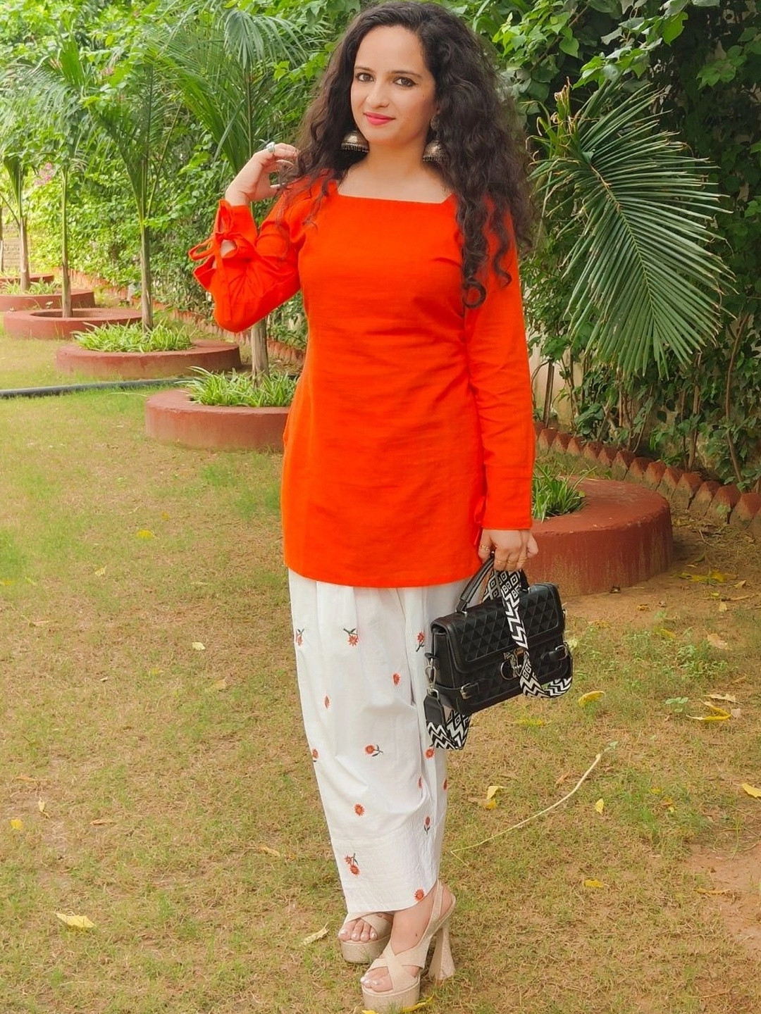 SUNDAR BAI Women Floral Regular Kurti with Trousers