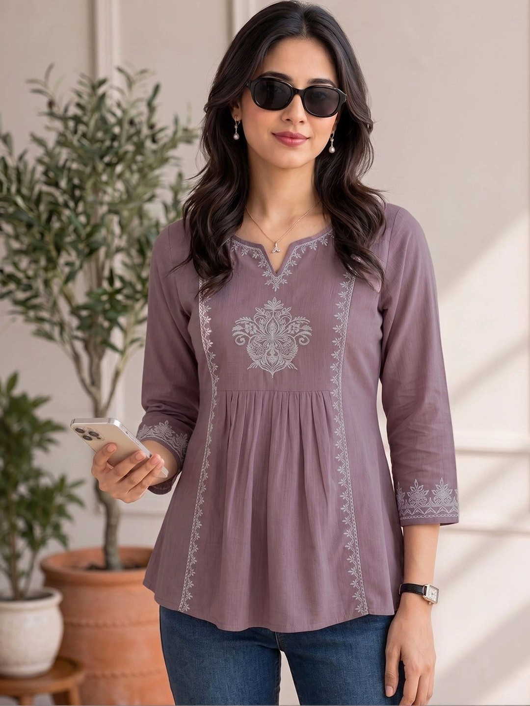Vashuqi Embroidered Top