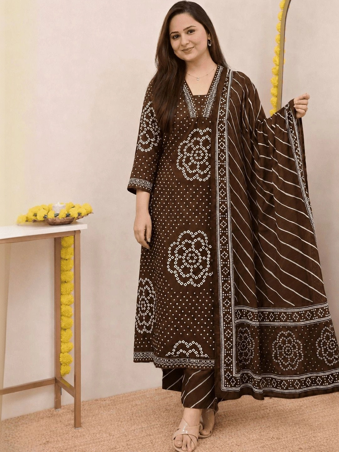 Vnyashri Women Bandhani Printed Regular Kurta with Palazzos & With Dupatta