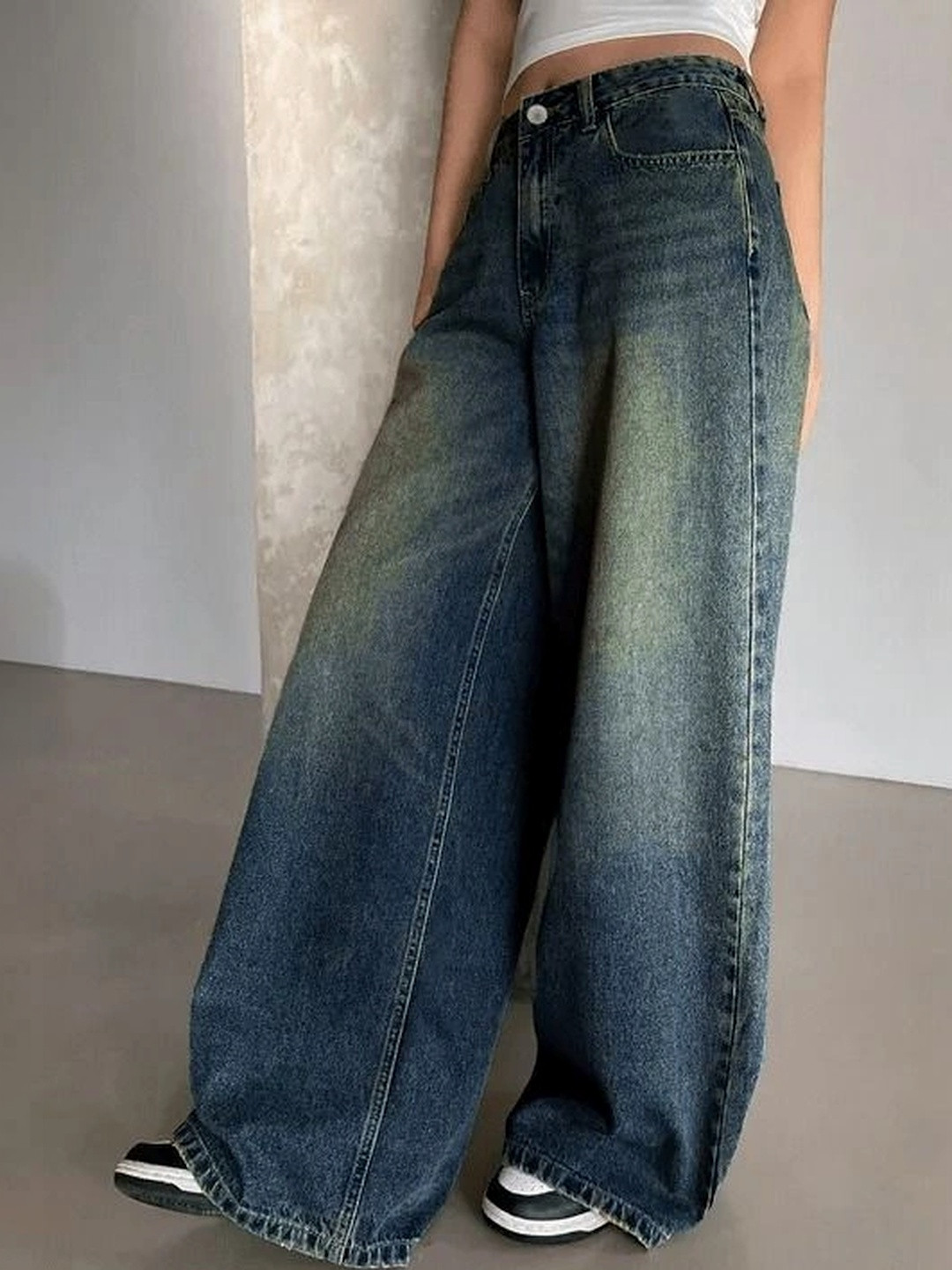 AAV2 Women Relaxed Fit High-Rise Low Distress Stretchable Jeans
