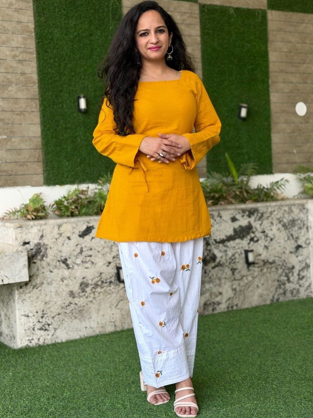 SUNDAR BAI Women Ethnic Motifs Regular Thread Work Kurti with Trousers