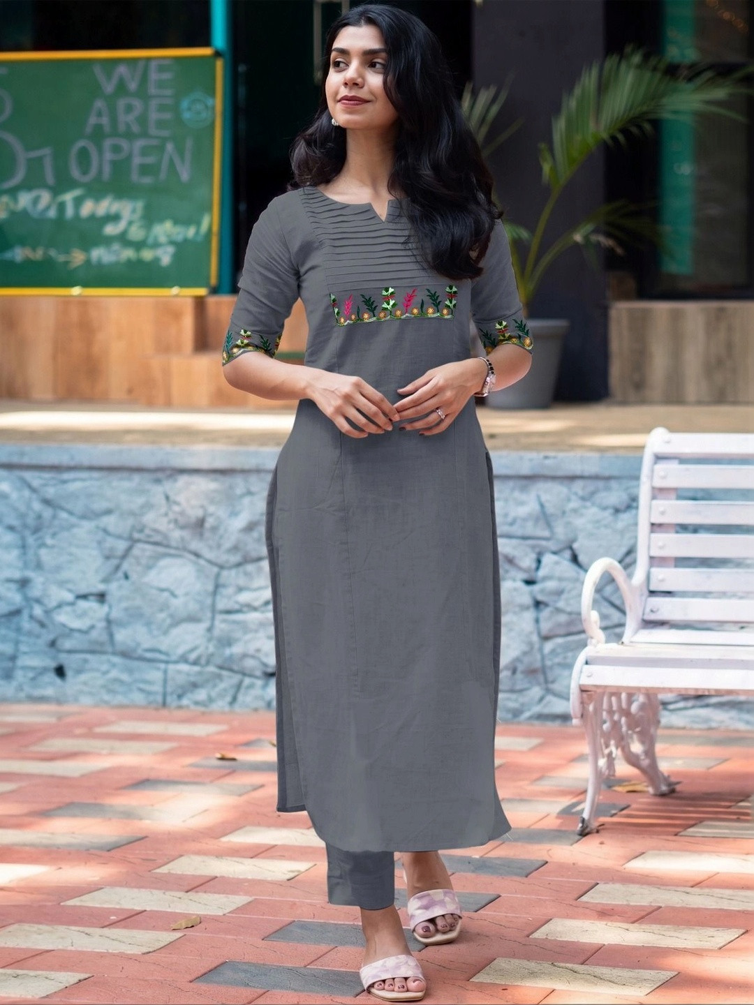 ZestLeaf Women Embellished Thread Work Kurta