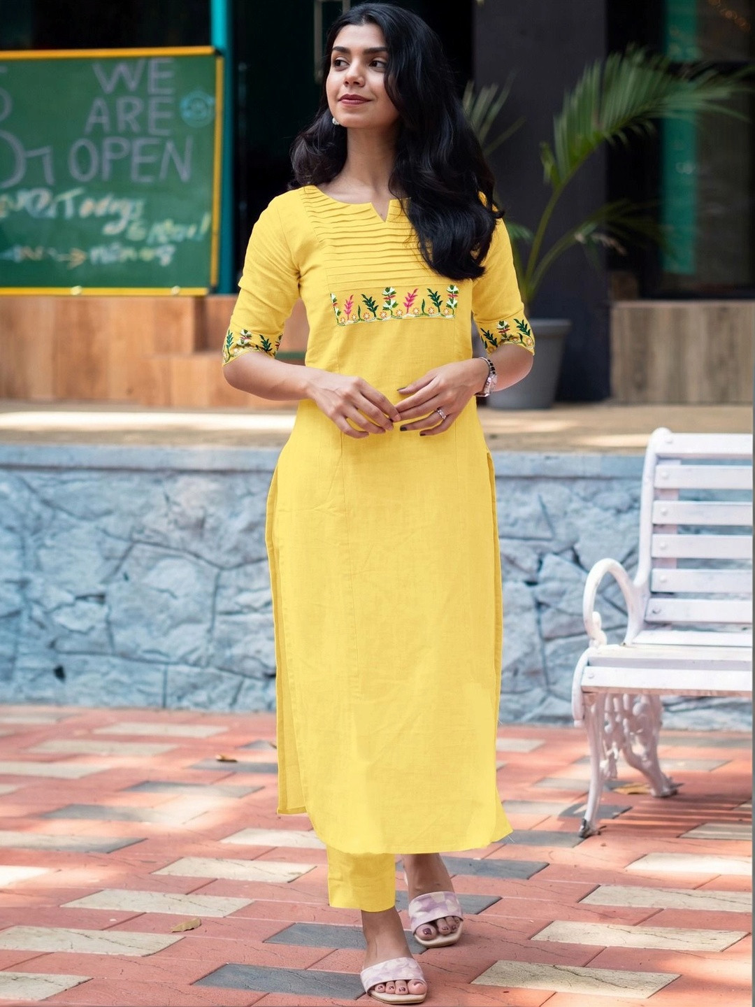 ZestLeaf Women Ethnic Motifs Embroidered Thread Work Kurta