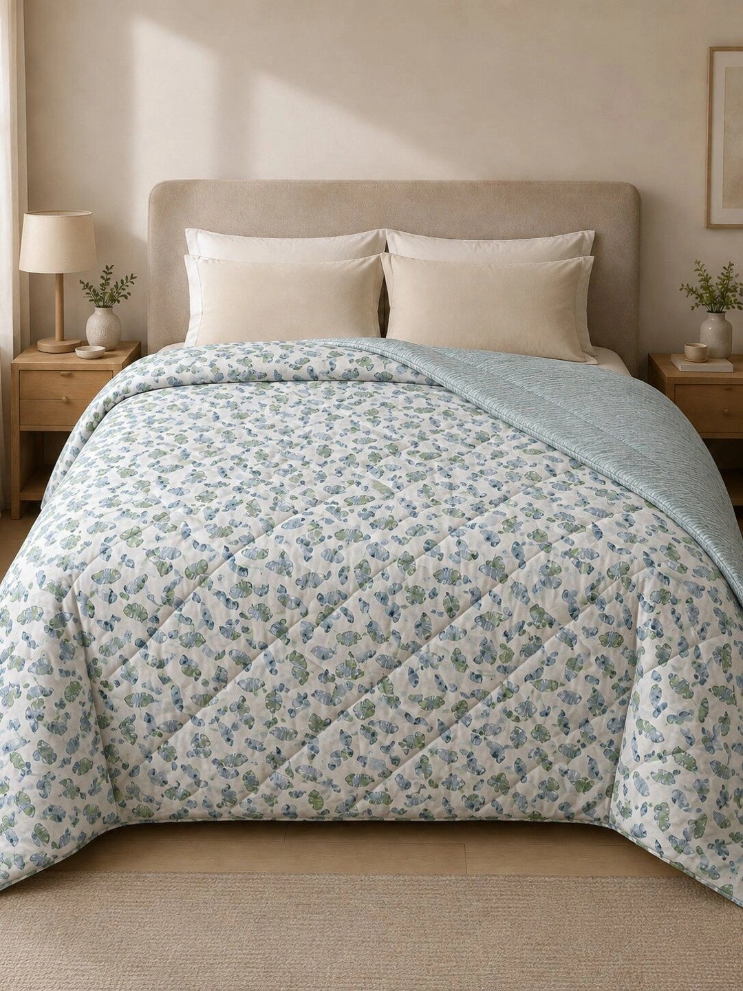 Signature Blue & White Floral Microfiber AC Room 600 GSM Quilt