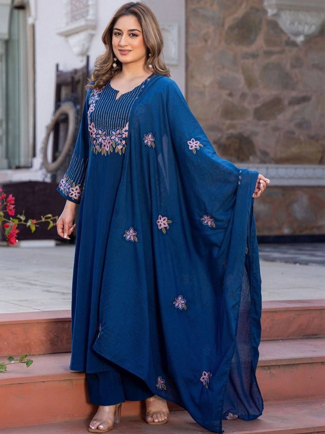 Cute fellow Women Floral Regular Thread Work Kurta with Palazzos & With Dupatta
