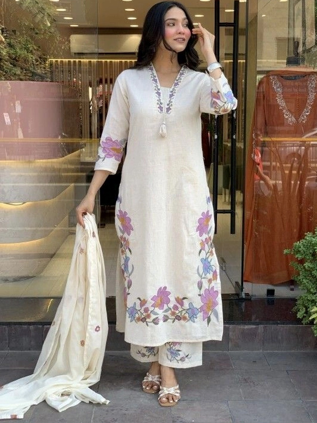 Laasika Women Floral Printed Regular Kurta with Palazzos & With Dupatta