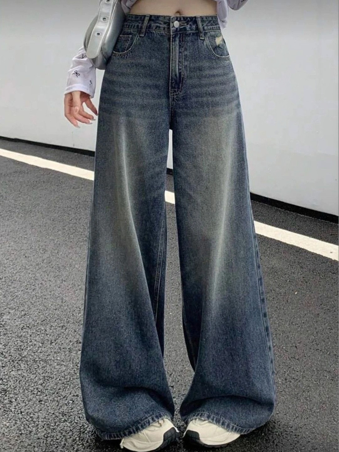 SHIRODHARI Women Low-Rise Low Distress Jeans