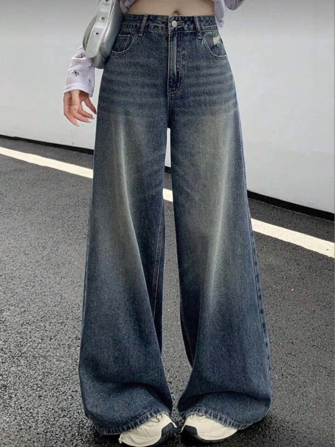 SHIRODHARI Women Low-Rise Low Distress Jeans