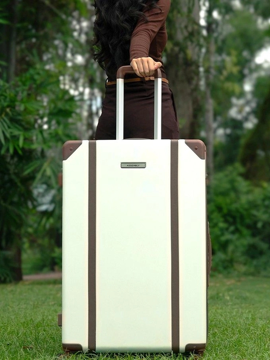 Assembly White Vintage Hard Luggage Large Lock Trolley Bag
