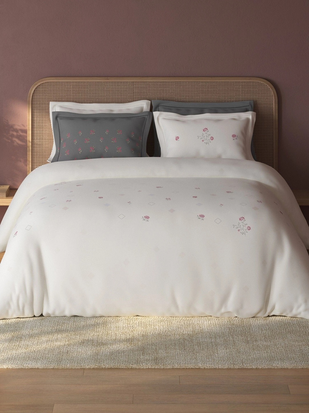 SPACES Cream-Coloured Floral 210 TC Bedsheet with 4 Pillow Covers