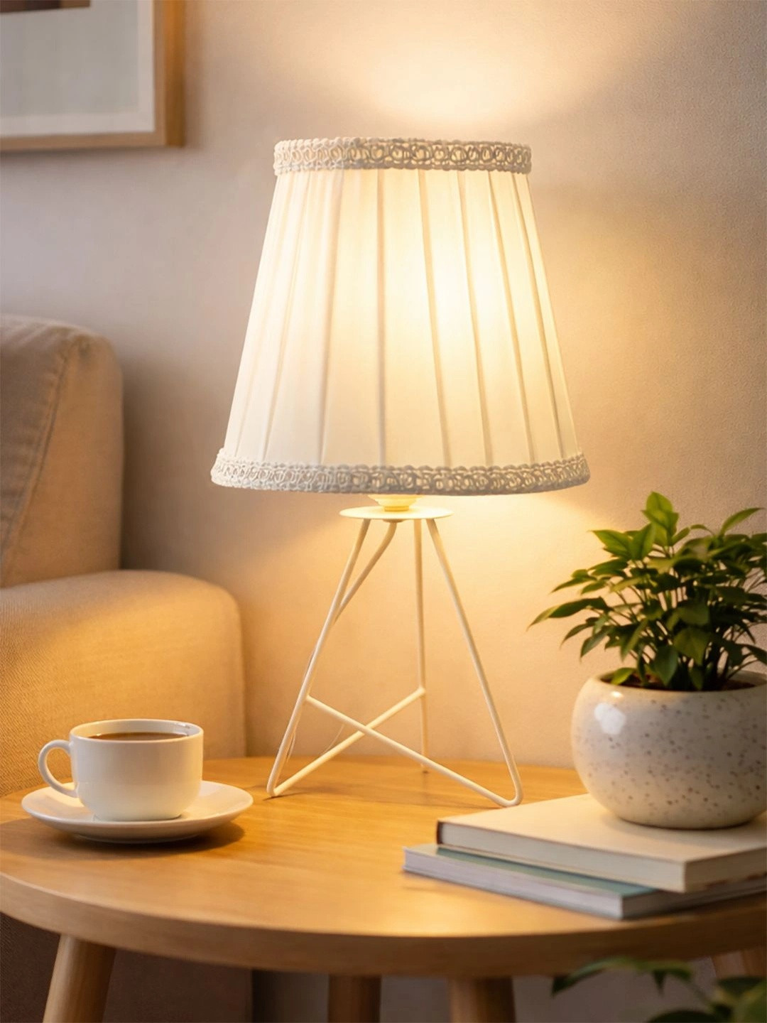 Decorcity Warm White Textured Metal Contemporary Frusturical Shaped Table Lamp