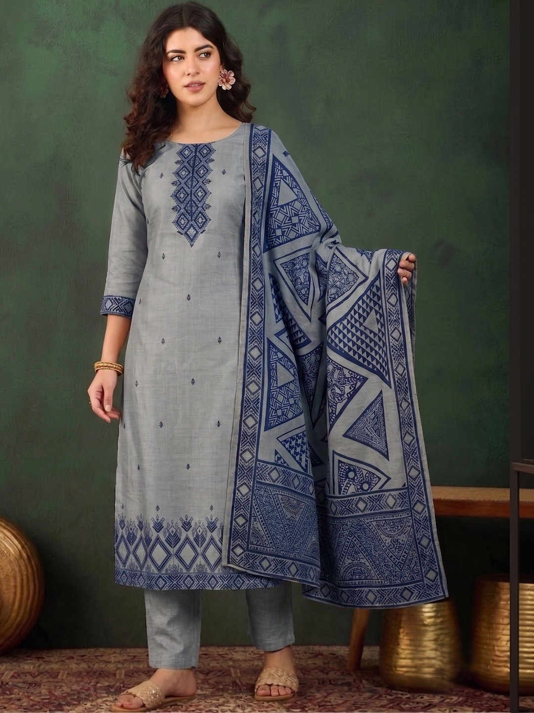 SHU-GORA Women Printed Regular Kurta with Trousers & With Dupatta