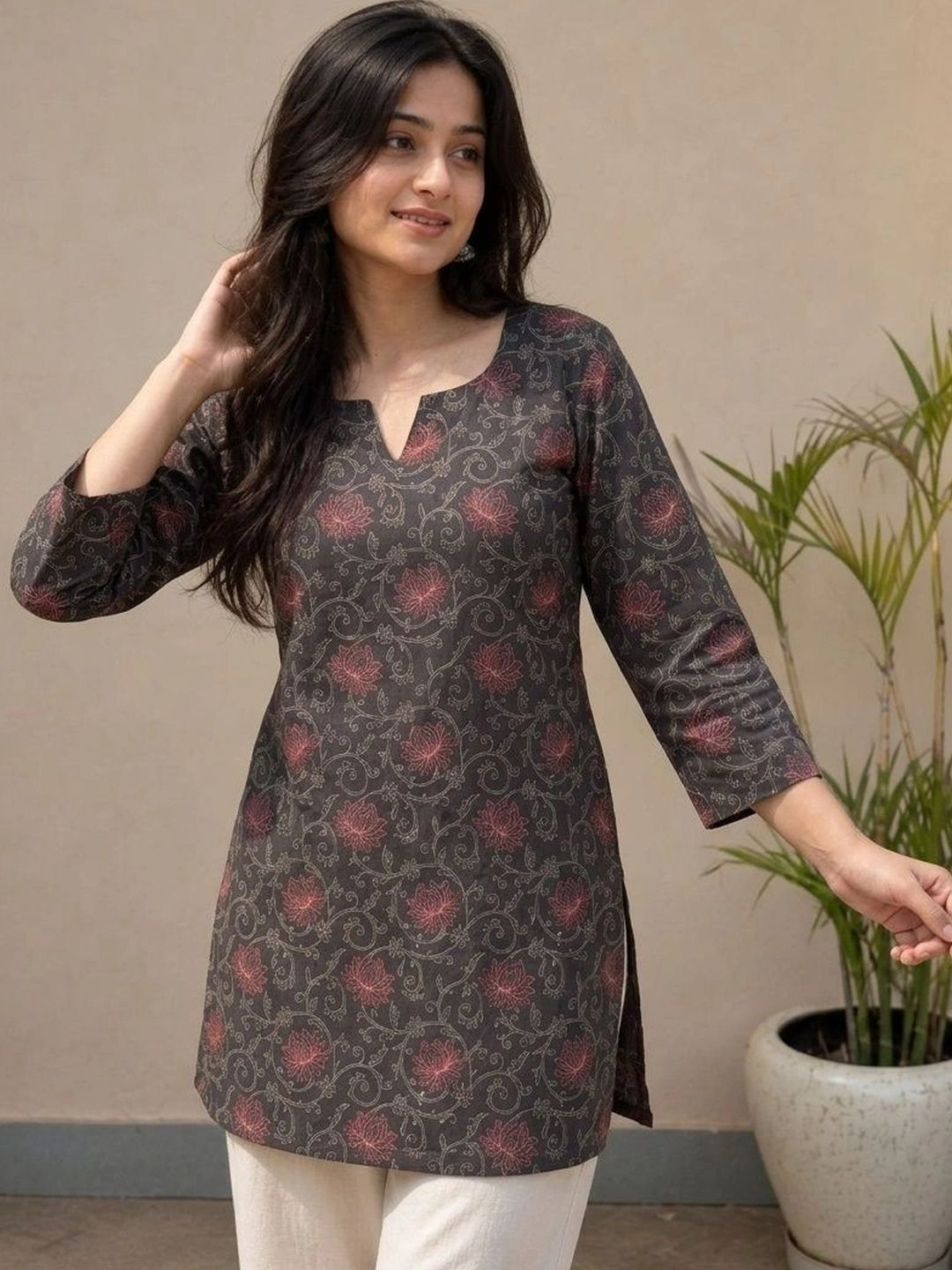 ARIHANT CREATIONS Floral Printed V-Neck Kurti