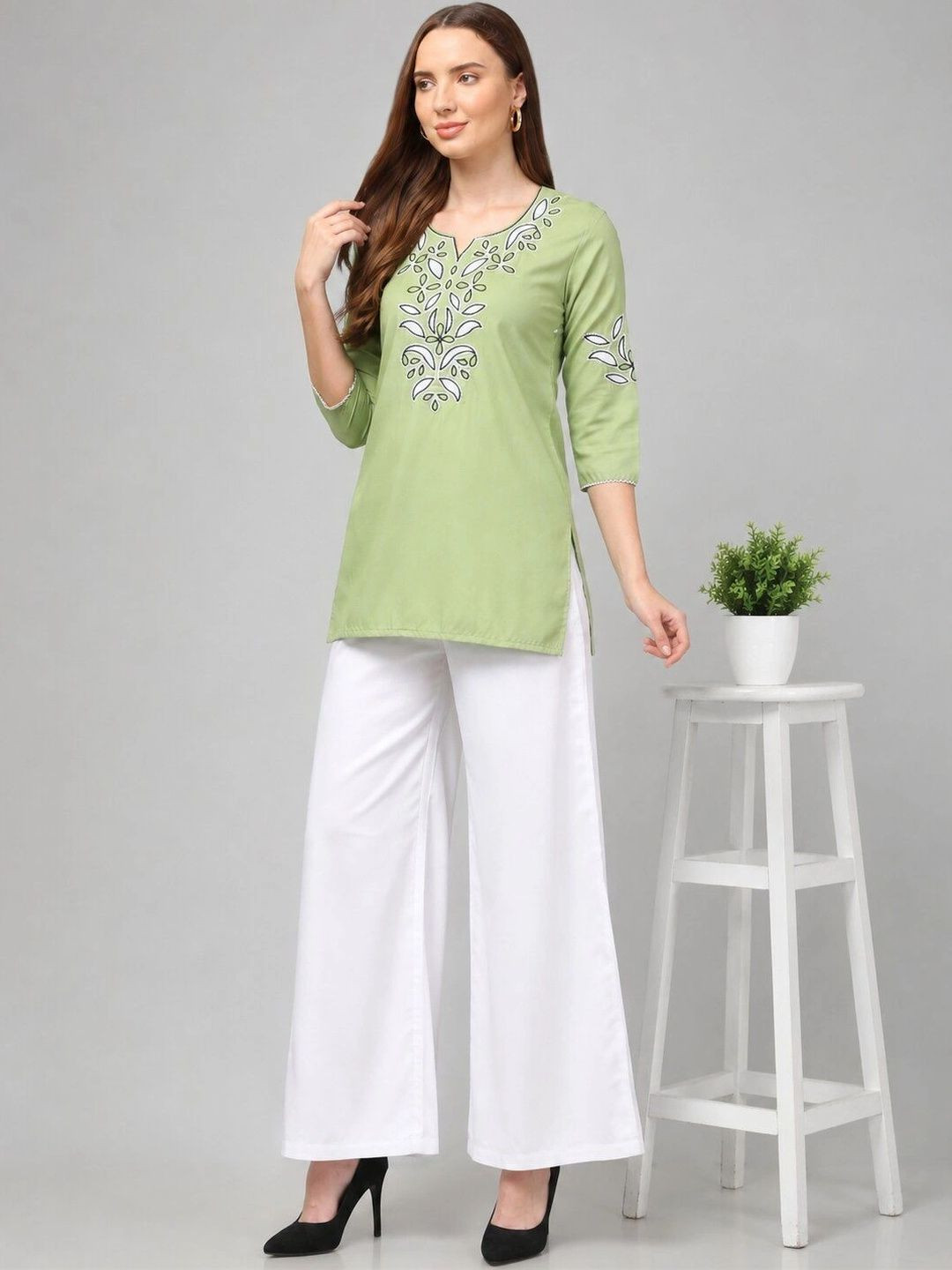 Craftloom Ethnic Motifs Embroidered V-Neck Kurti