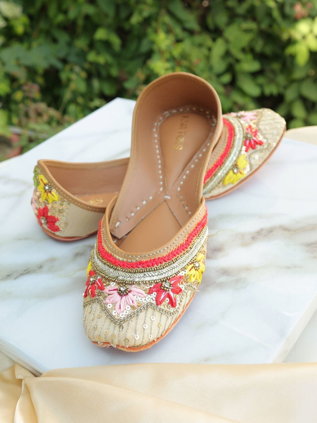KIWI TOES Women Embellished Ethnic Mojaris with Embroidered Flats