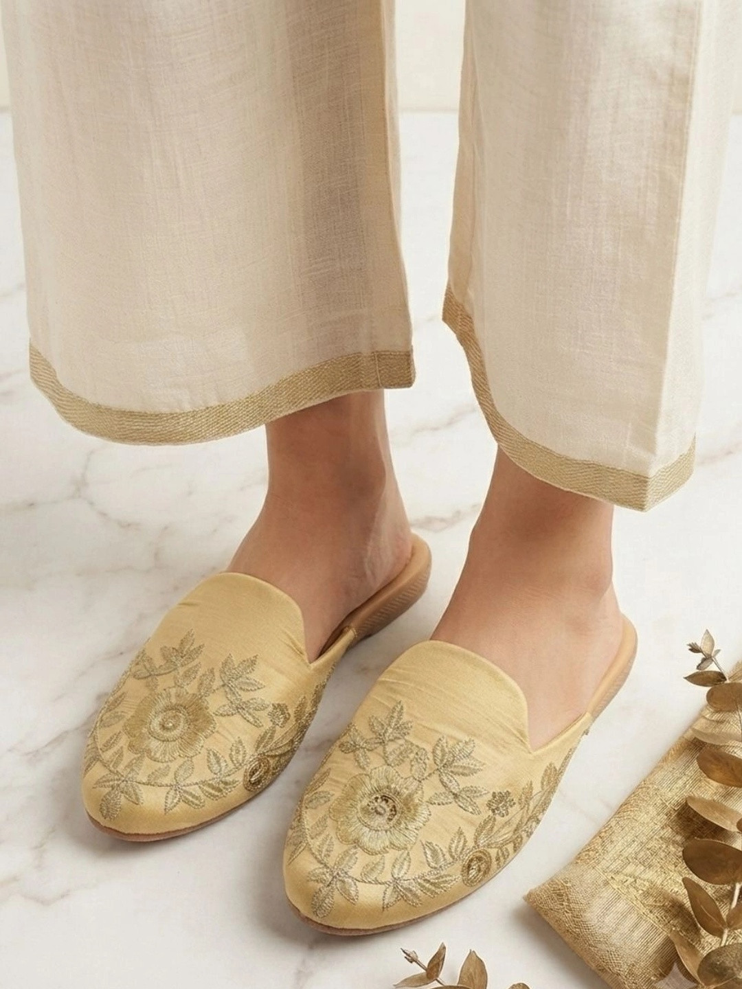 Twirl & Toe Women Embellished Party Mules Flats