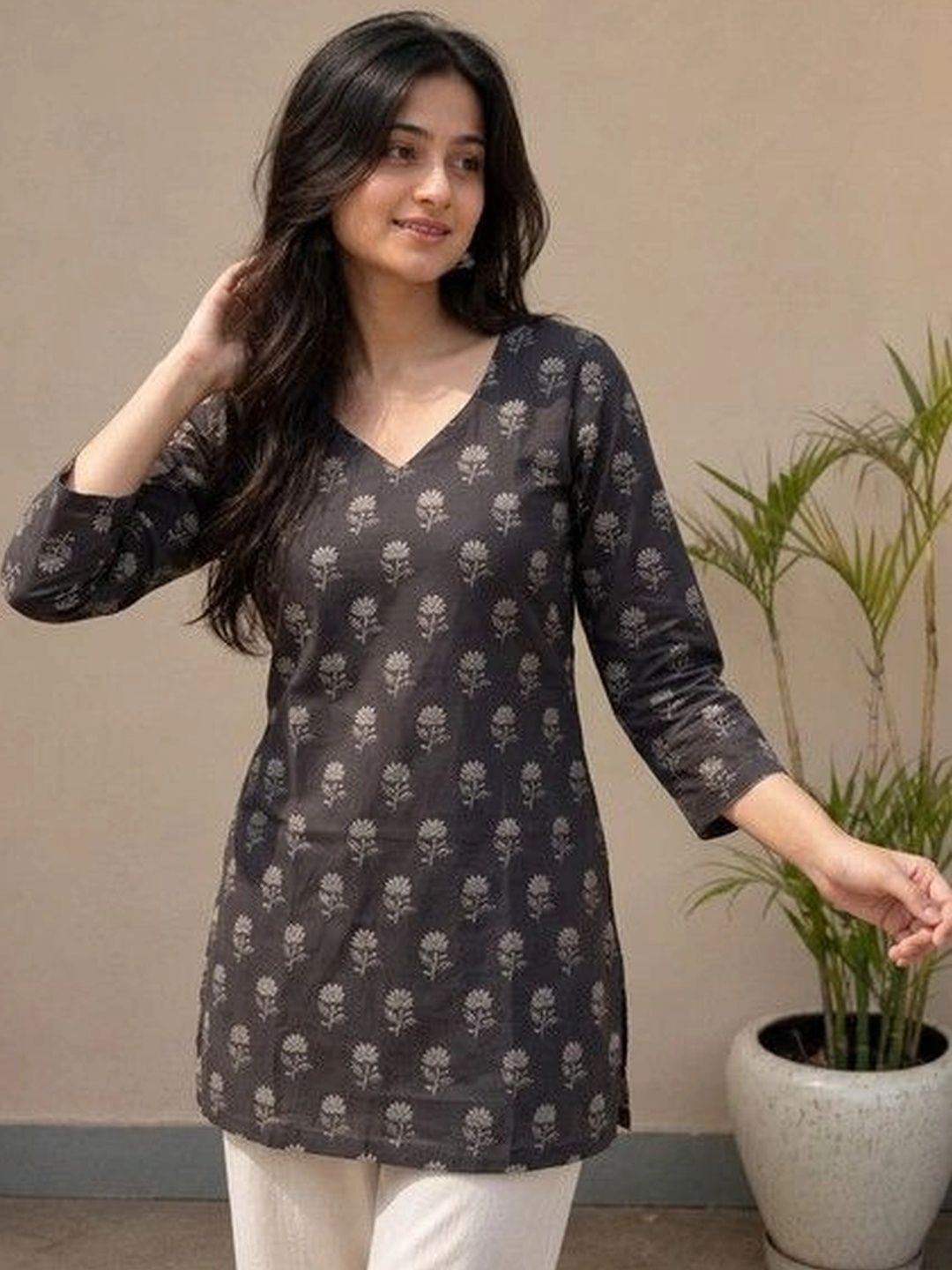 ARIHANT CREATIONS Floral Printed V-Neck Kurti