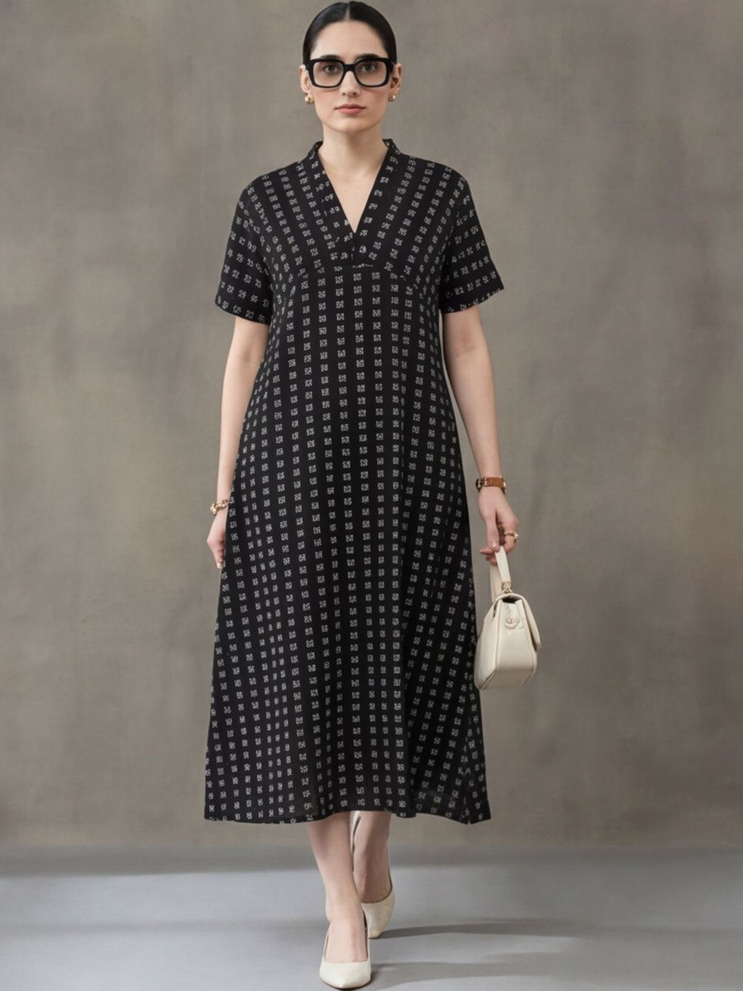 Navibhu Structured A-Line Printed V-Neck A-Line Ethnic Dresses