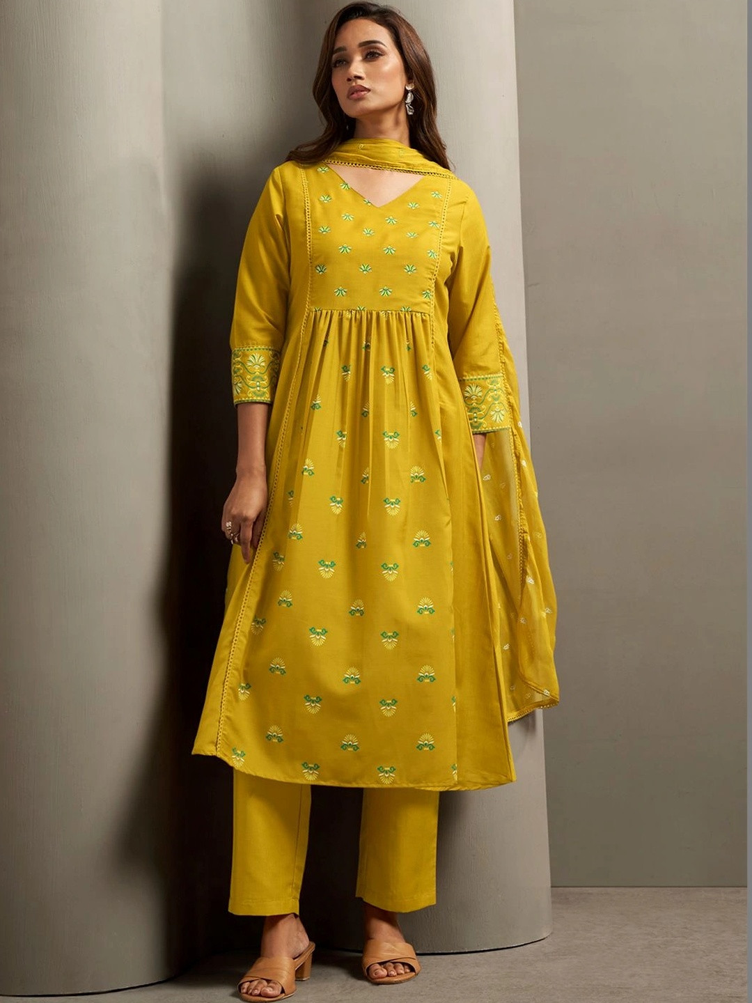 Anouk Women Floral Printed Empire Kurta with Trousers & With Dupatta