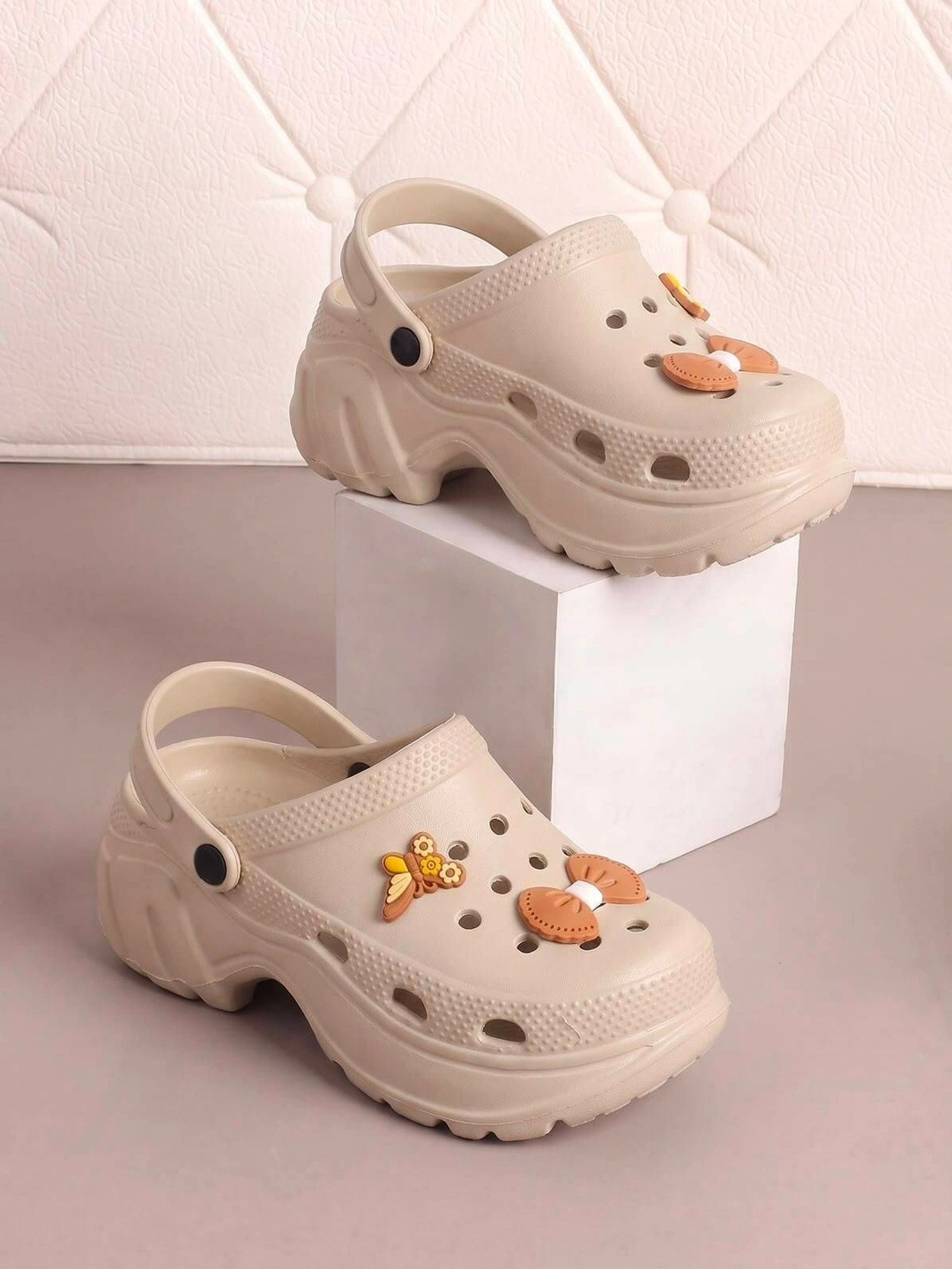 ZOOMBIE Women Embellished Clogs