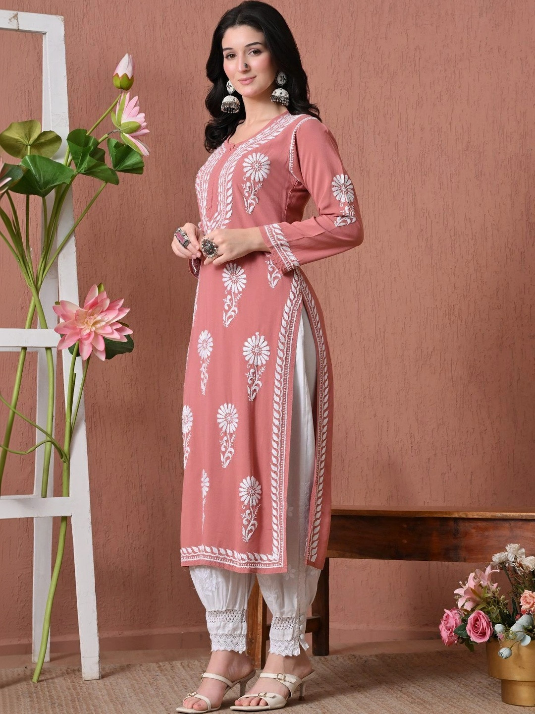 Fashionable Chikan Handikraft Women Embroidered Sequinned Floral Handloom Kurta