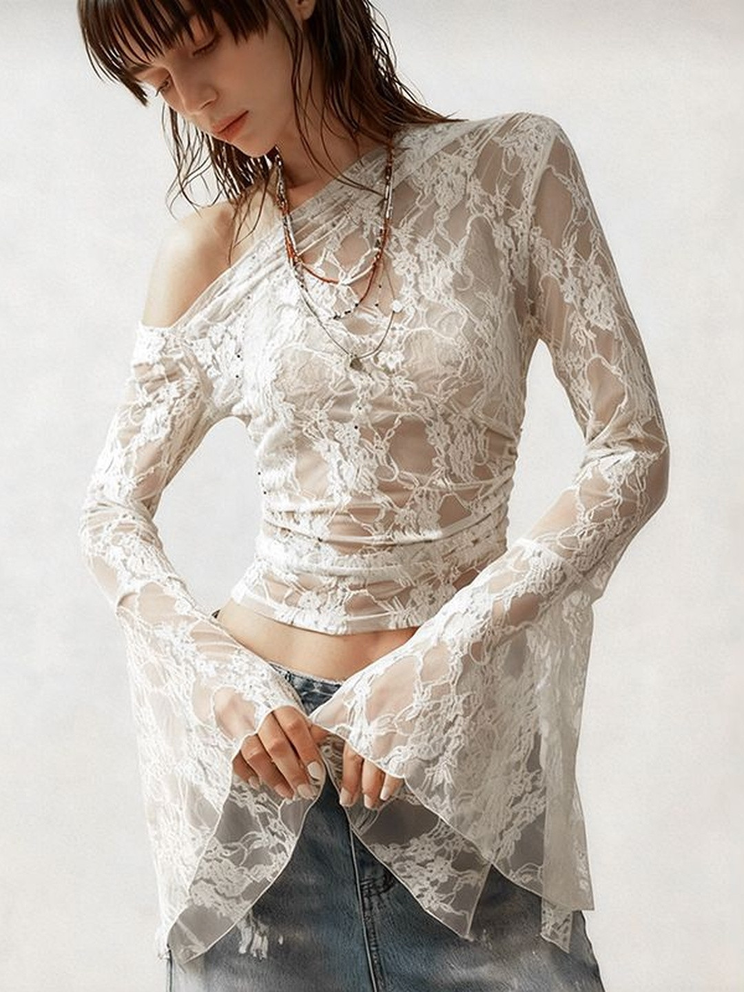 Suo One Shoulder Flared Sleeve Crop Top