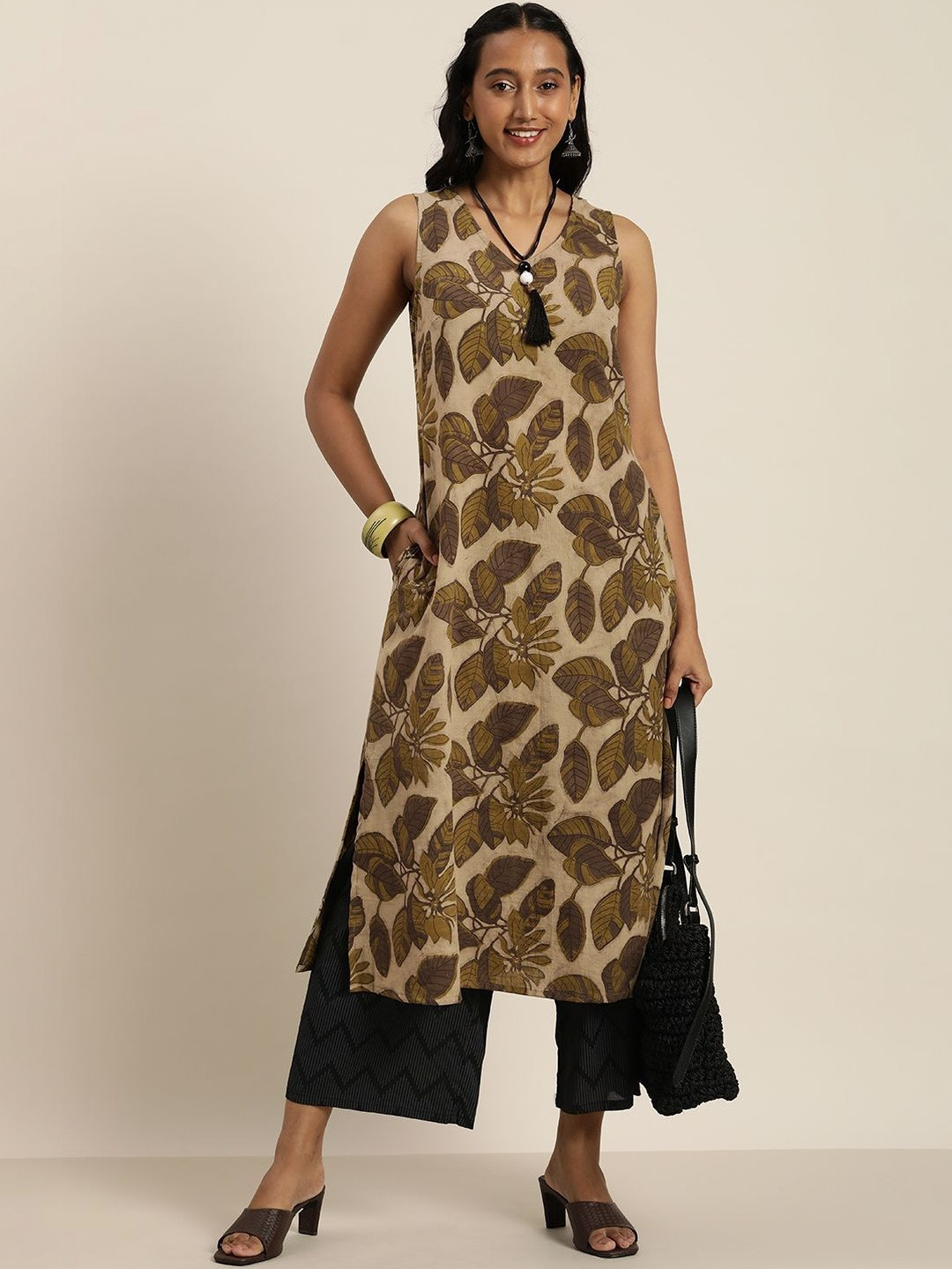 Taavi Women Bagru Hand Block Print Pure Cotton V Neck Kurta