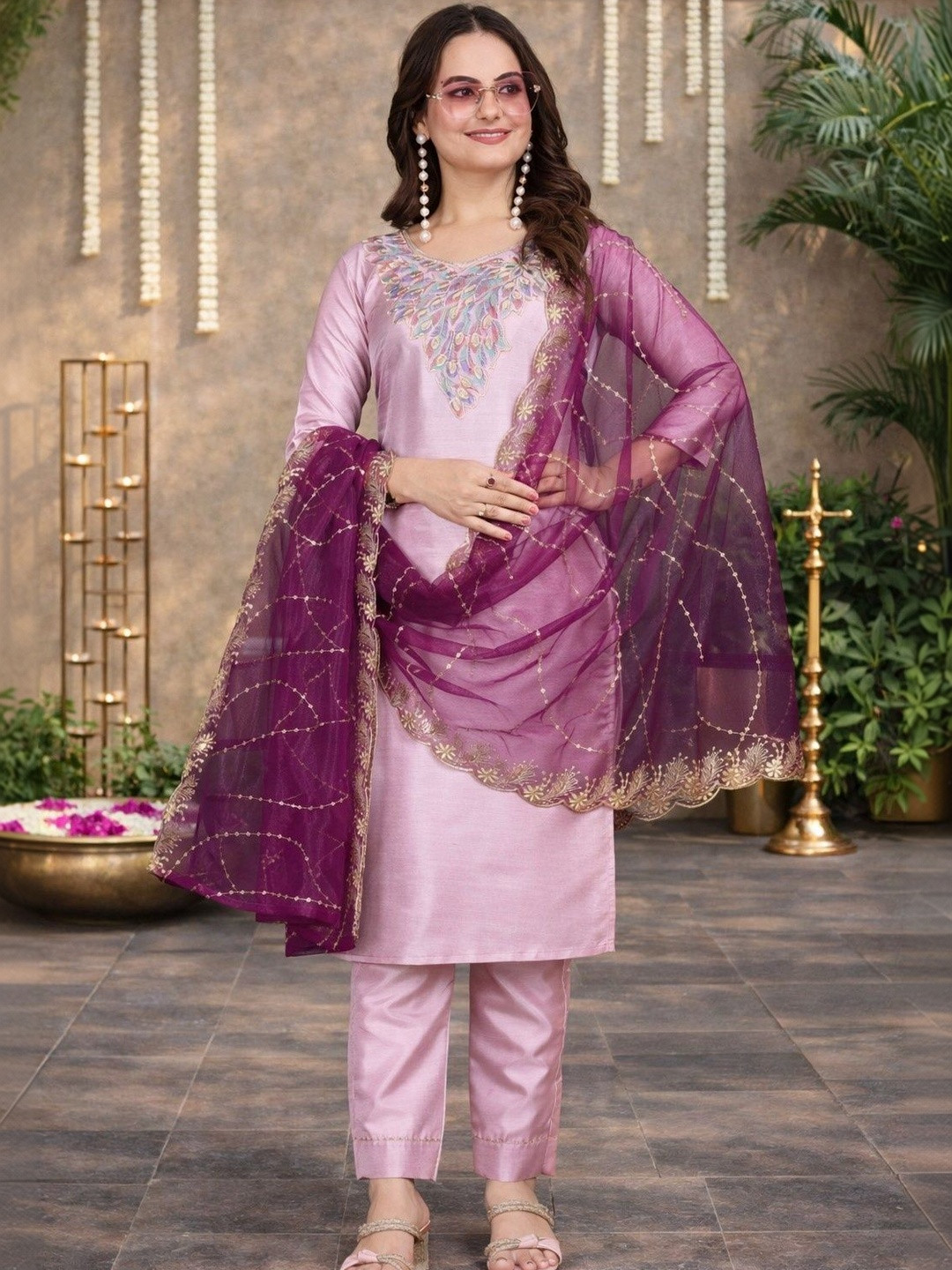 Klotden Women Ethnic Motifs Embroidered Regular Thread Work Kurta with Trousers & With Dupatta