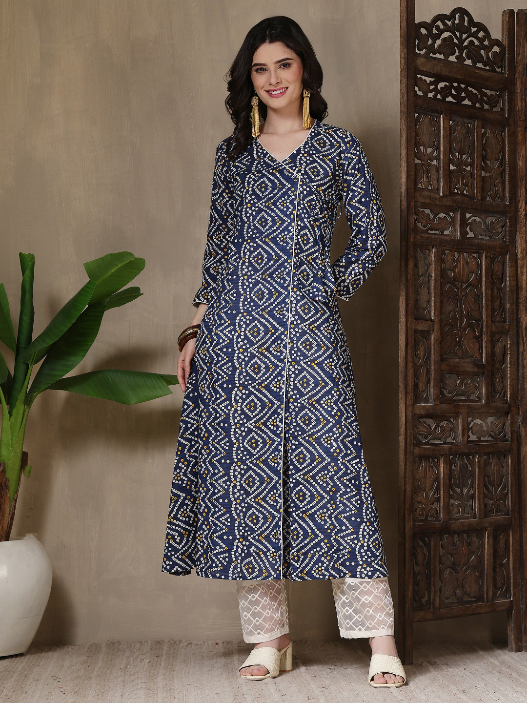 GUDWEARS Women Floral Printed Thread Work Kurta