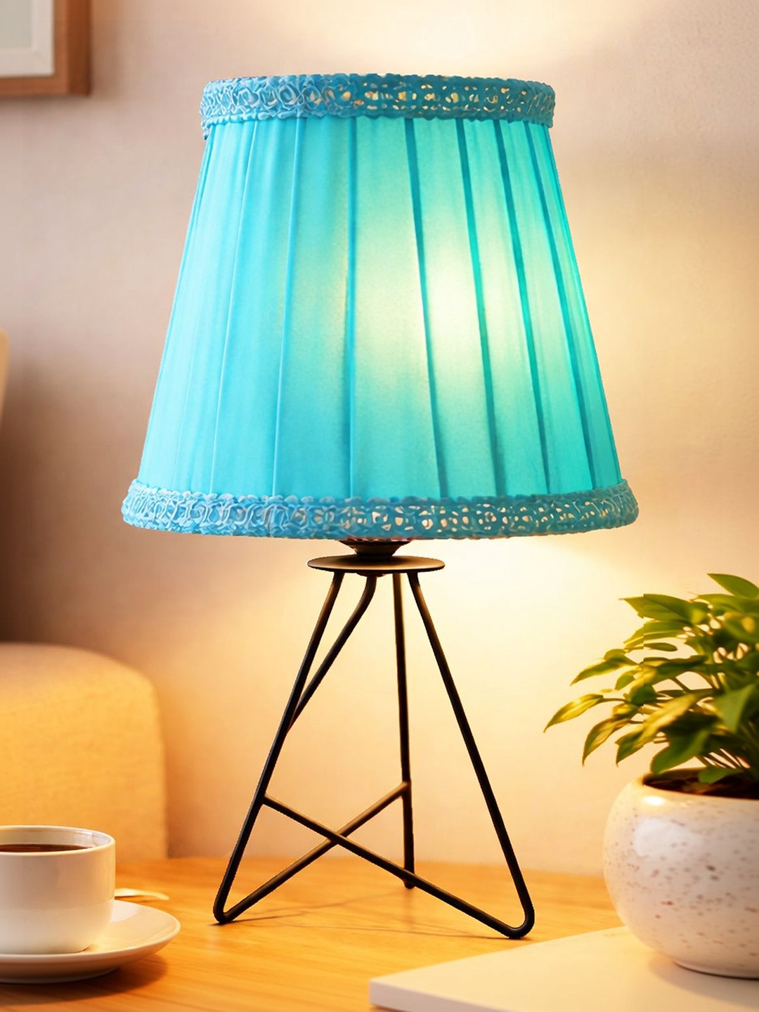 Decorcity Warm White Metal Contemporary Frusturical Shaped Table Lamp